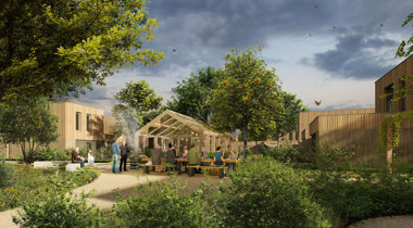 Groene binnentuin met houten gebouwen en mensen rond een glazen kas