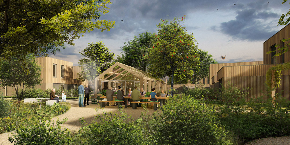 Groene binnentuin met houten gebouwen en mensen rond een glazen kas