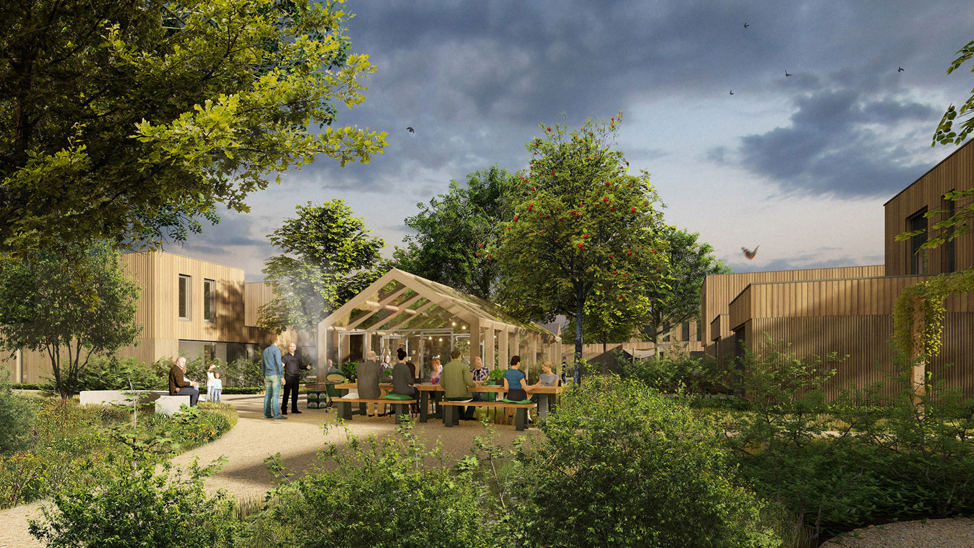 Groene binnentuin met houten gebouwen en mensen rond een glazen kas