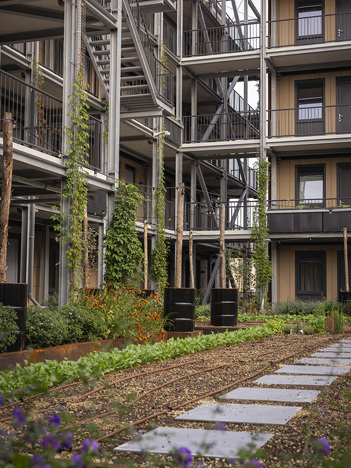 De groene binnentuin draagt bij aan de biodiversiteit en een gezonde leefomgeving.