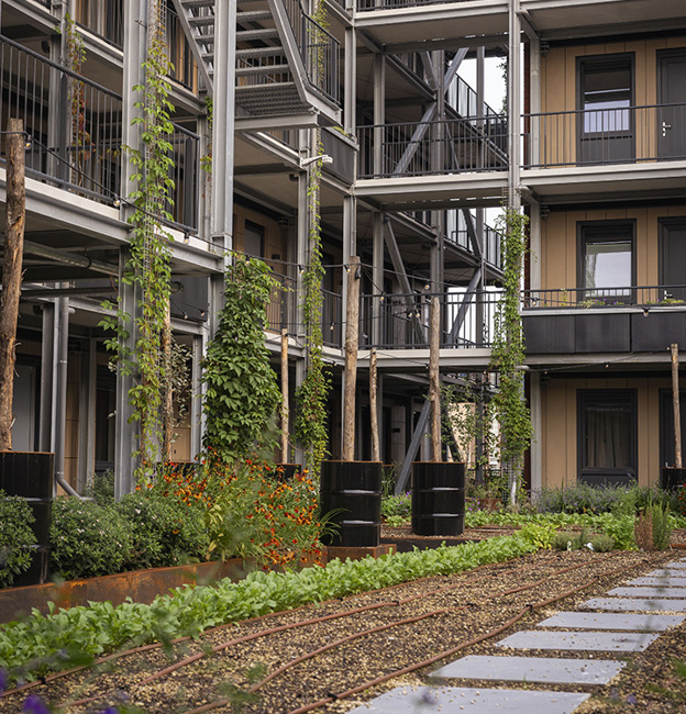De groene binnentuin draagt bij aan de biodiversiteit en een gezonde leefomgeving.