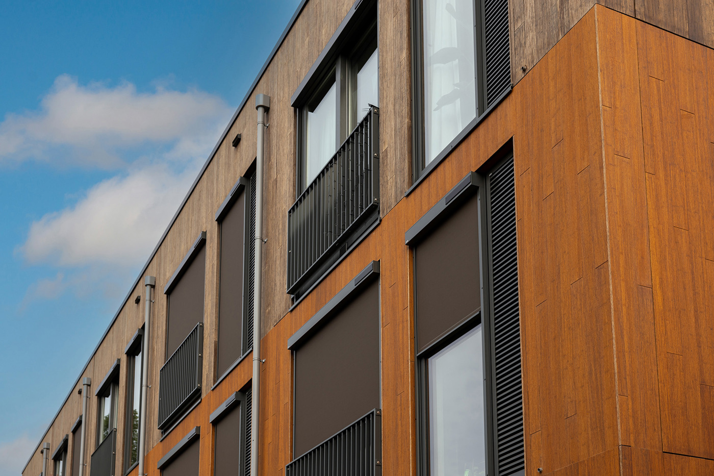 Woningen gebouwd van natuurlijke materialen en hergebruikte grondstoffen.