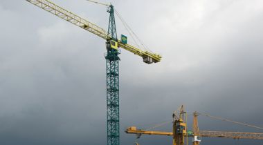 hoge hijskranen naast gebouw 