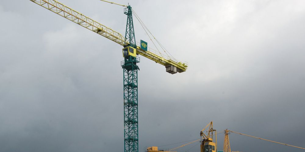 hoge hijskranen naast gebouw 