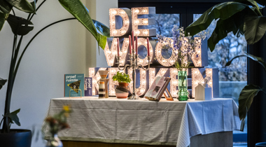 De woonkeuken (opgestapelde grote blokken letters) 