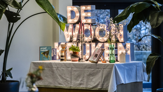 De woonkeuken (opgestapelde grote blokken letters) 