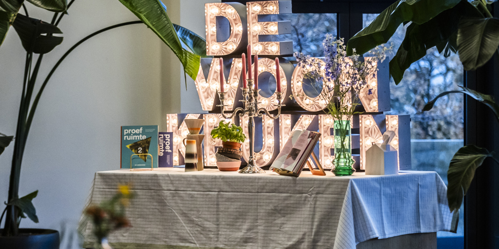De woonkeuken (opgestapelde grote blokken letters) 
