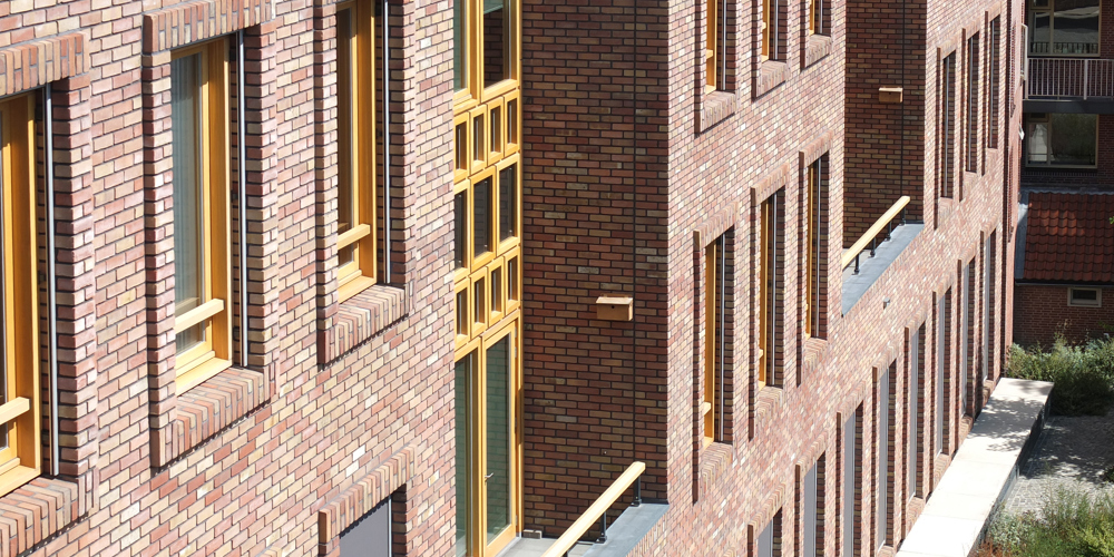 gebouw met gele kozijnen