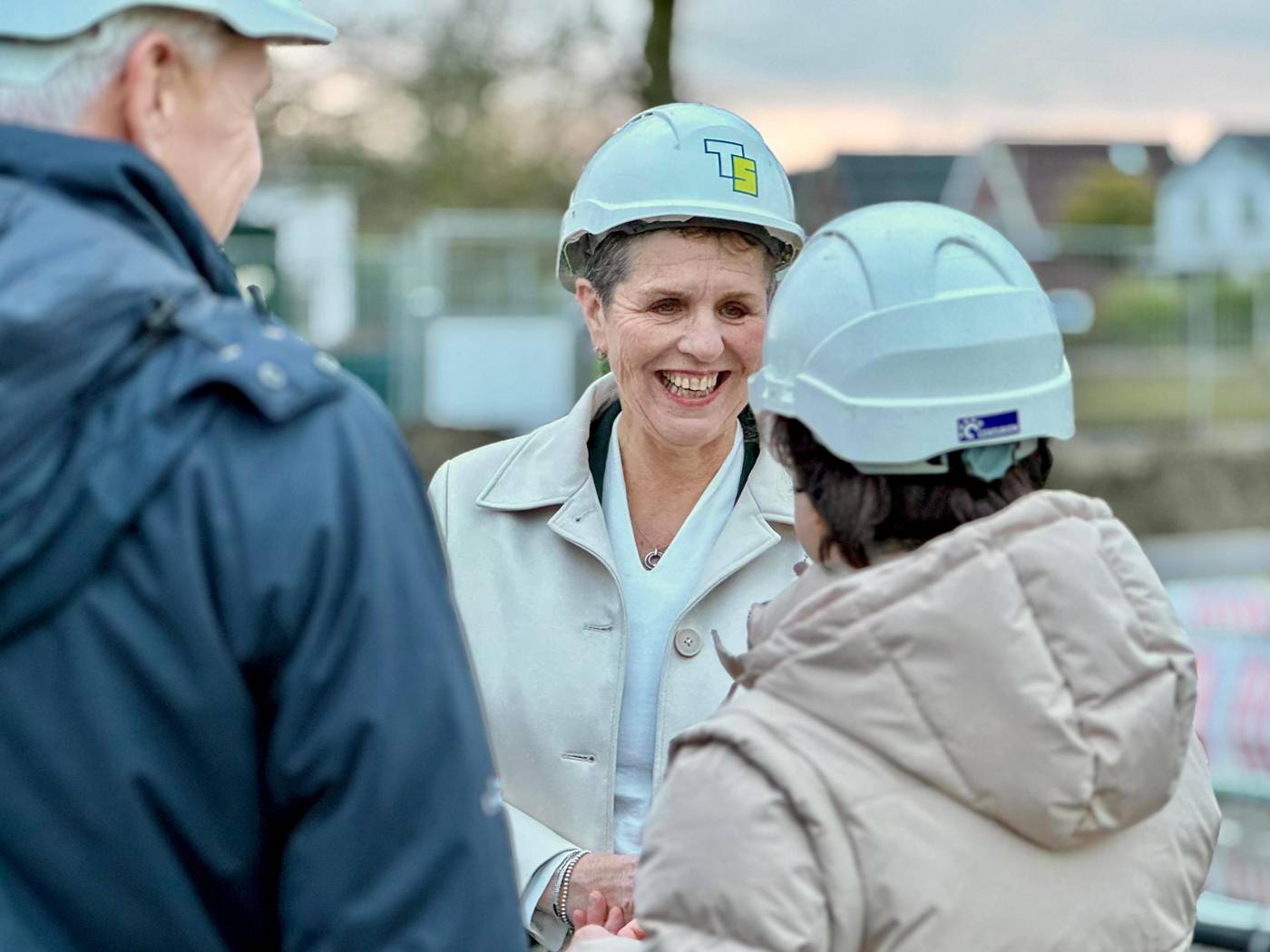 Gedeputeerde Liesbeth Grijsen bij de start van bouw seniorenappartementen in Delden